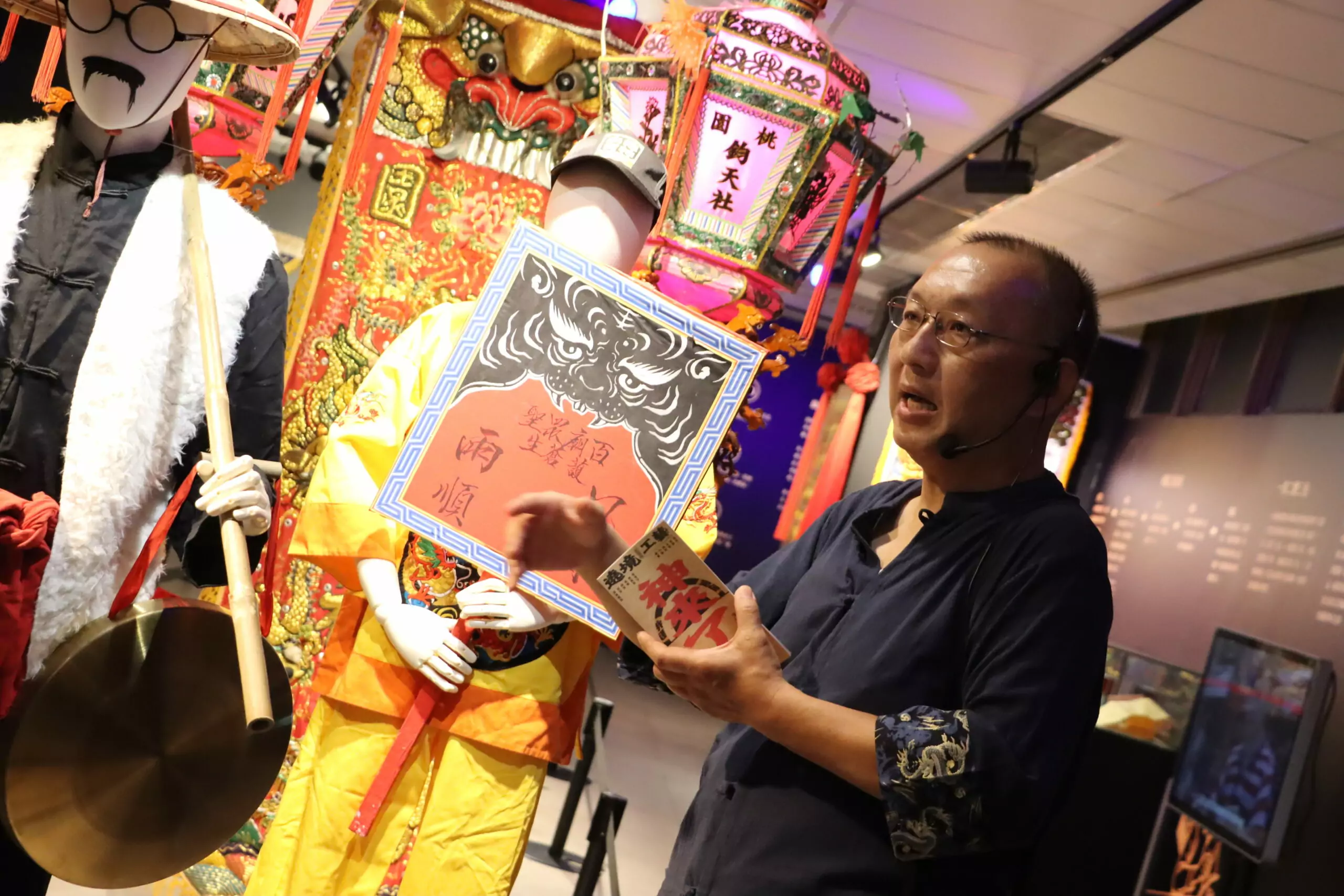 策展顧問呂江銘老師藉由深入淺出的導覽帶領觀眾探索前鋒陣的工藝奧秘 0 scaled