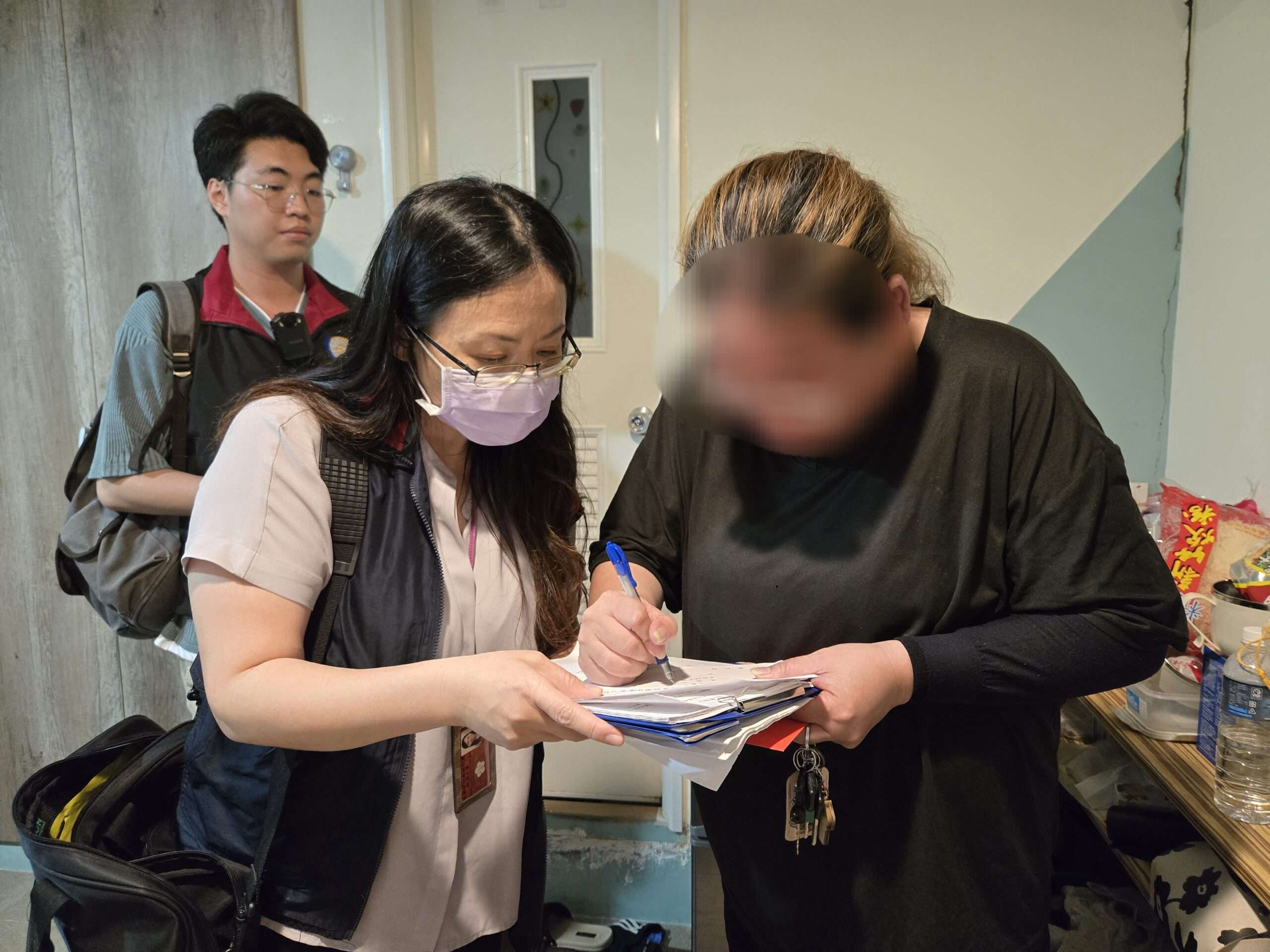 單親媽繳不出健保費求分期繳納 桃園分署贈慰問金 義務人簽資料 scaled