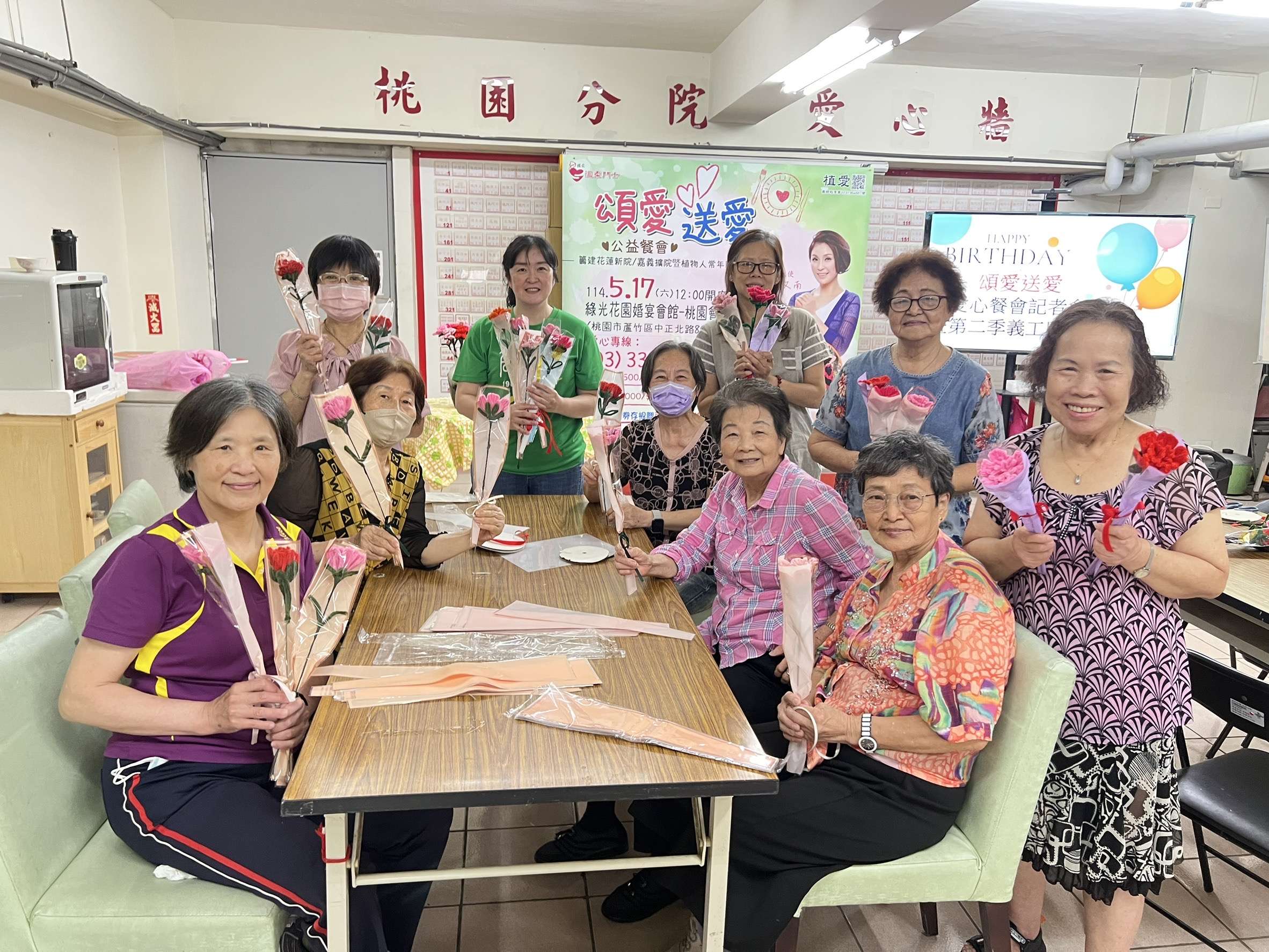創世桃園分院愛心餐會5/17登場 邀各界響應攜手傳愛 義工手作康乃馨花束 0