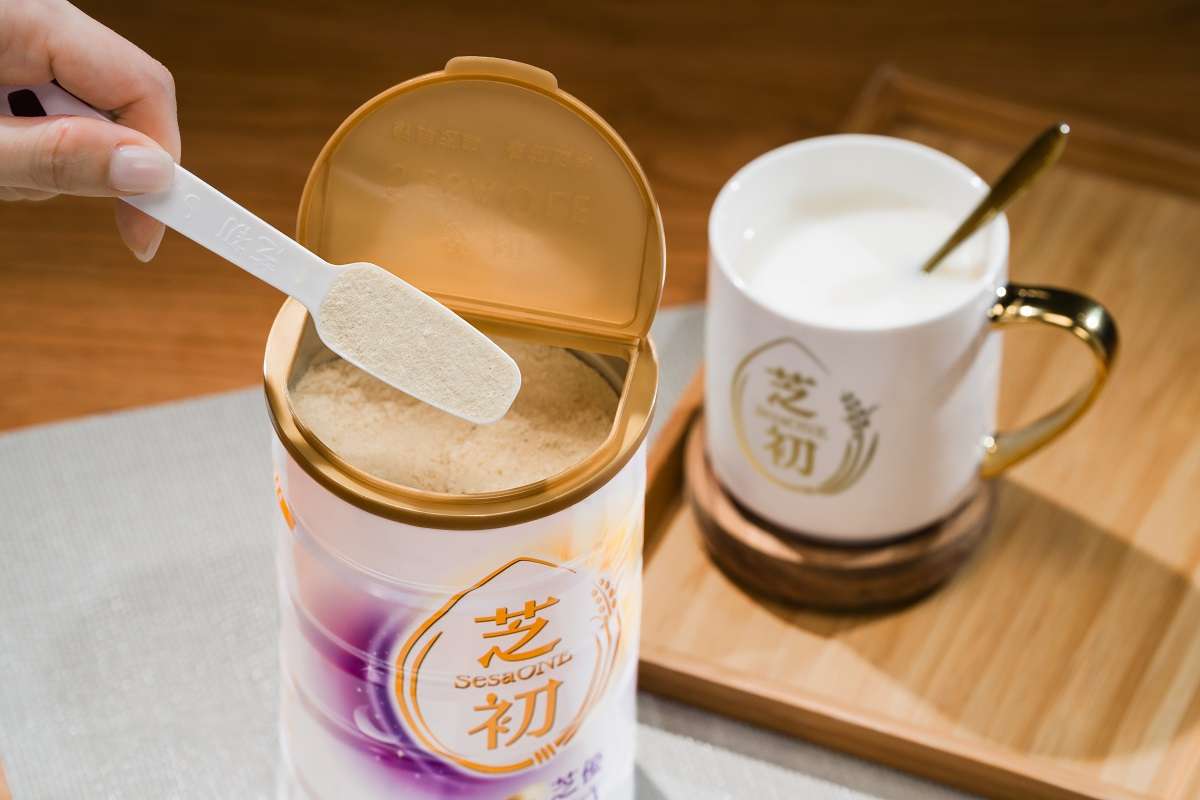 8倍細再升級:芝初 2+3 芝優蛋白首發登場 圖說:芝初團隊與科研單位攜手拆解芝麻核心,以創新破壁技術提取芝麻精華,經百次實)
