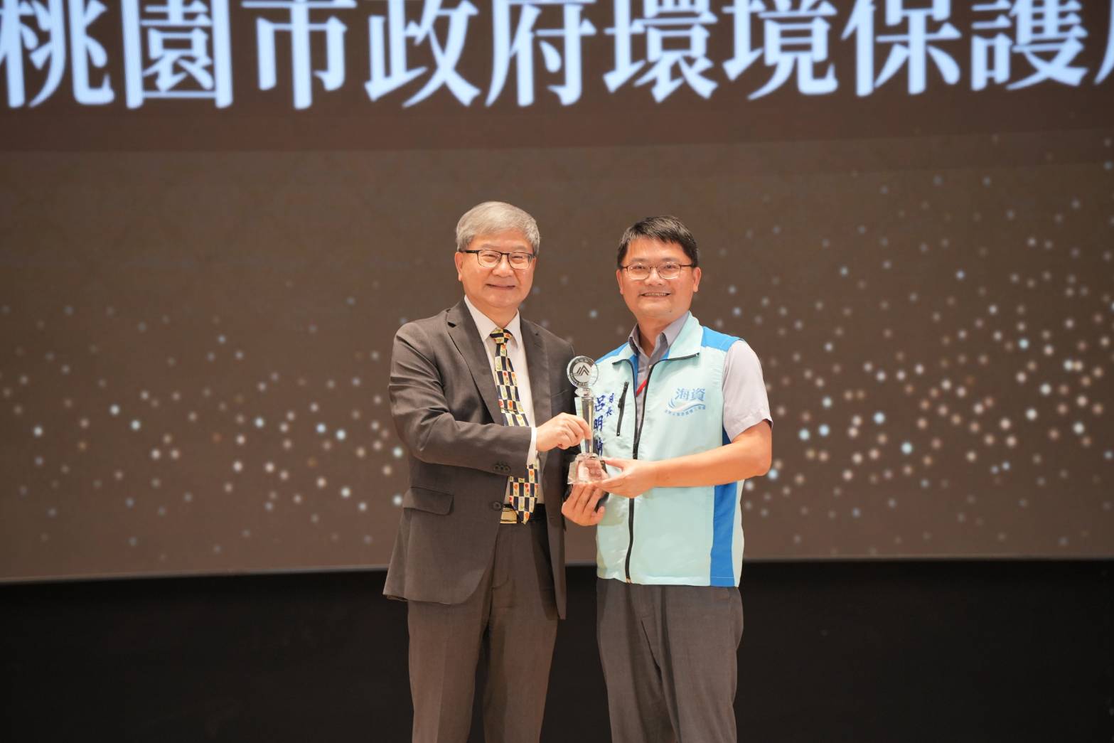循環經濟模範生 桃園翻轉焚化底渣再獲環境部「優等」肯定共4張