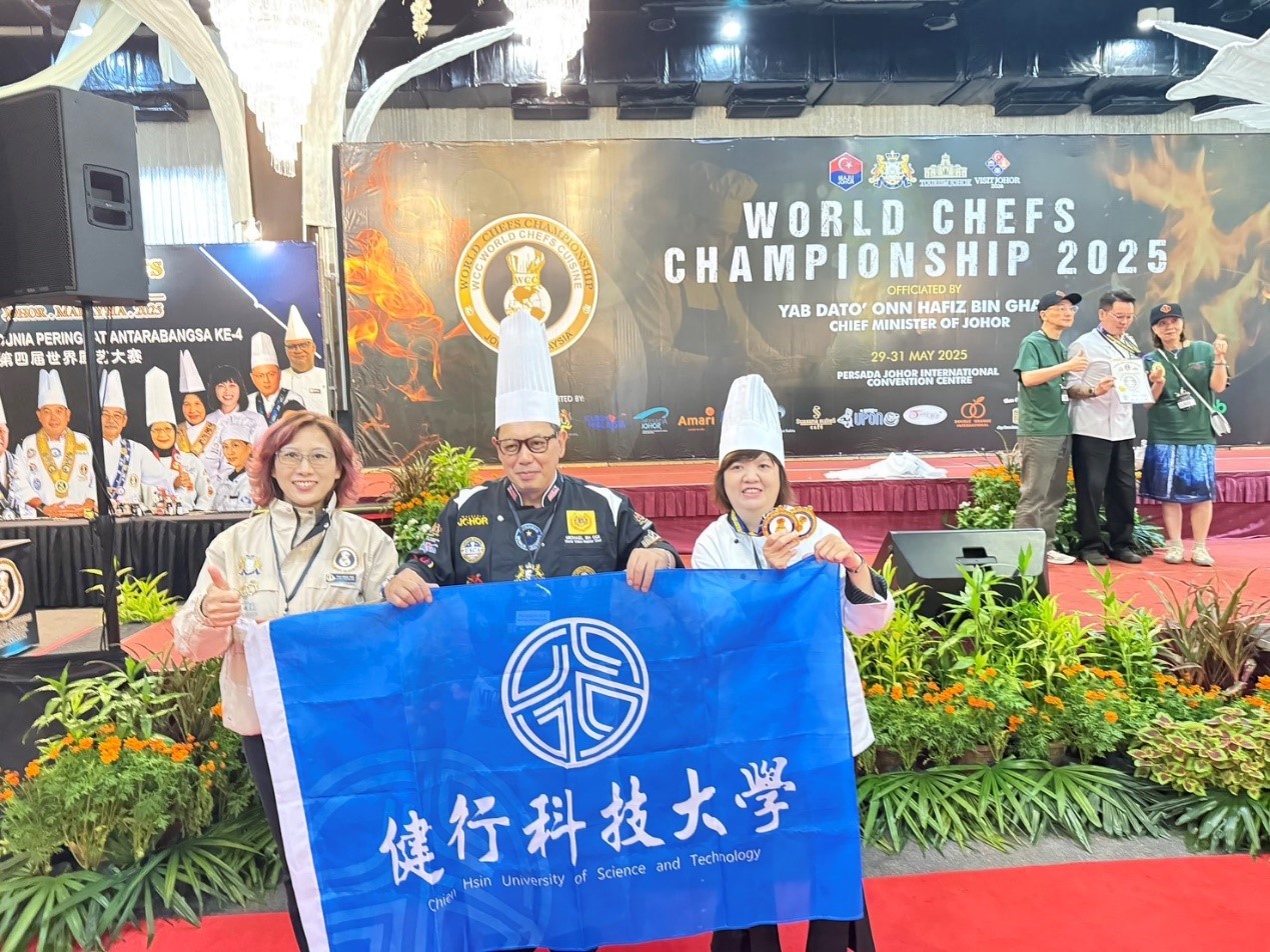 健行進修部黃麗蓮奪世界廚藝雙金 下班後追夢站上國際舞台 指導老師蔡明燕與黃麗蓮同學
