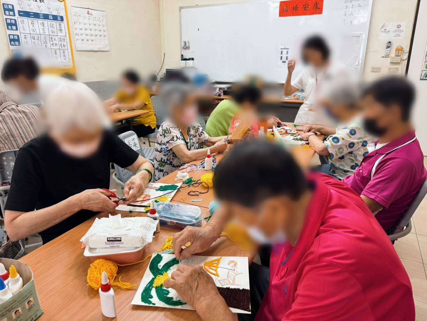 看見遺忘背後的光芒 桃市失智據點長者藝術創作溫暖開展 據點長輩創作照片(1)