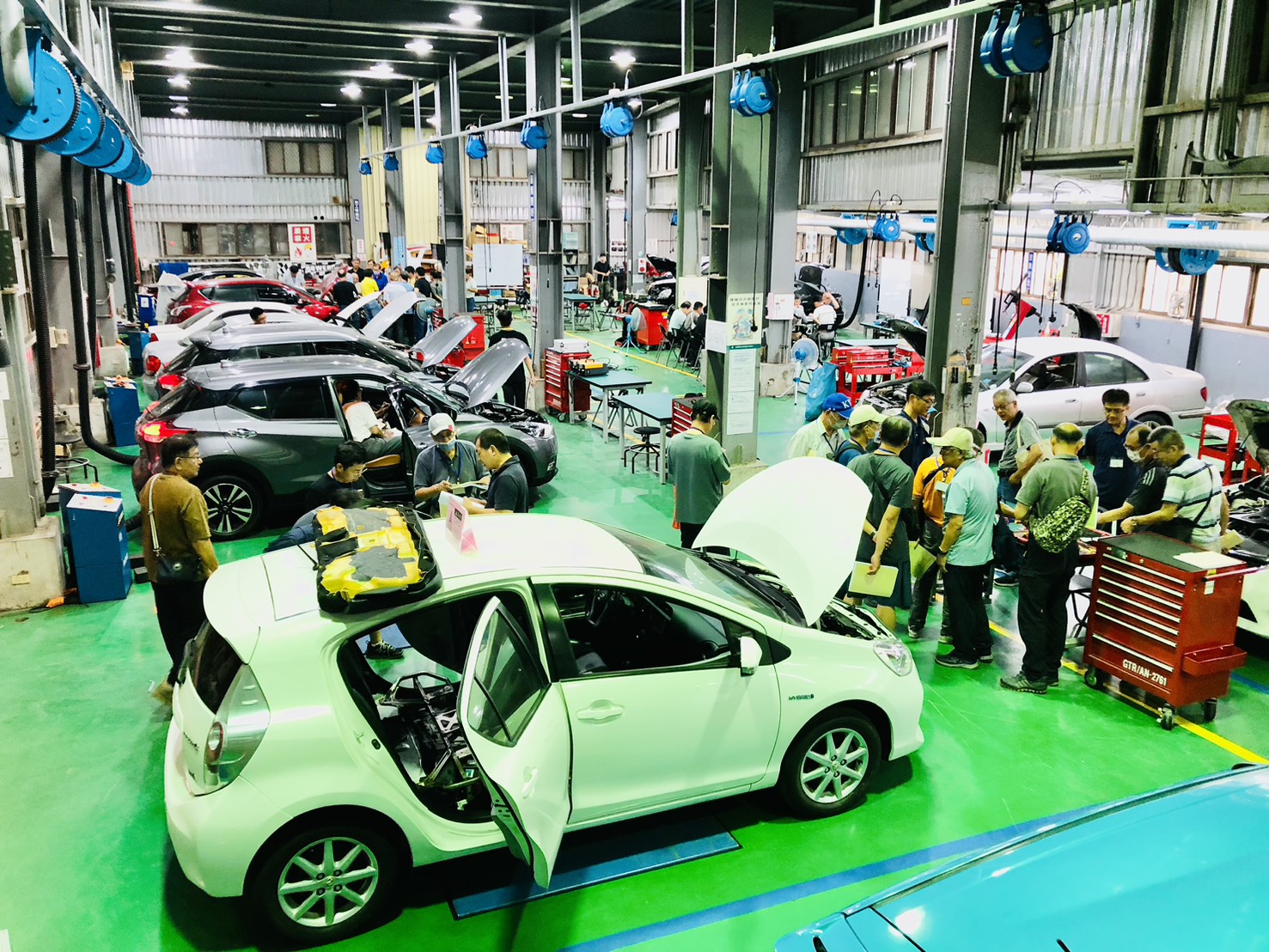 健行科大打造新能源車檢定場 培育高階維修專才 監評委員ADAS與HEV故障模擬設置與評量練習