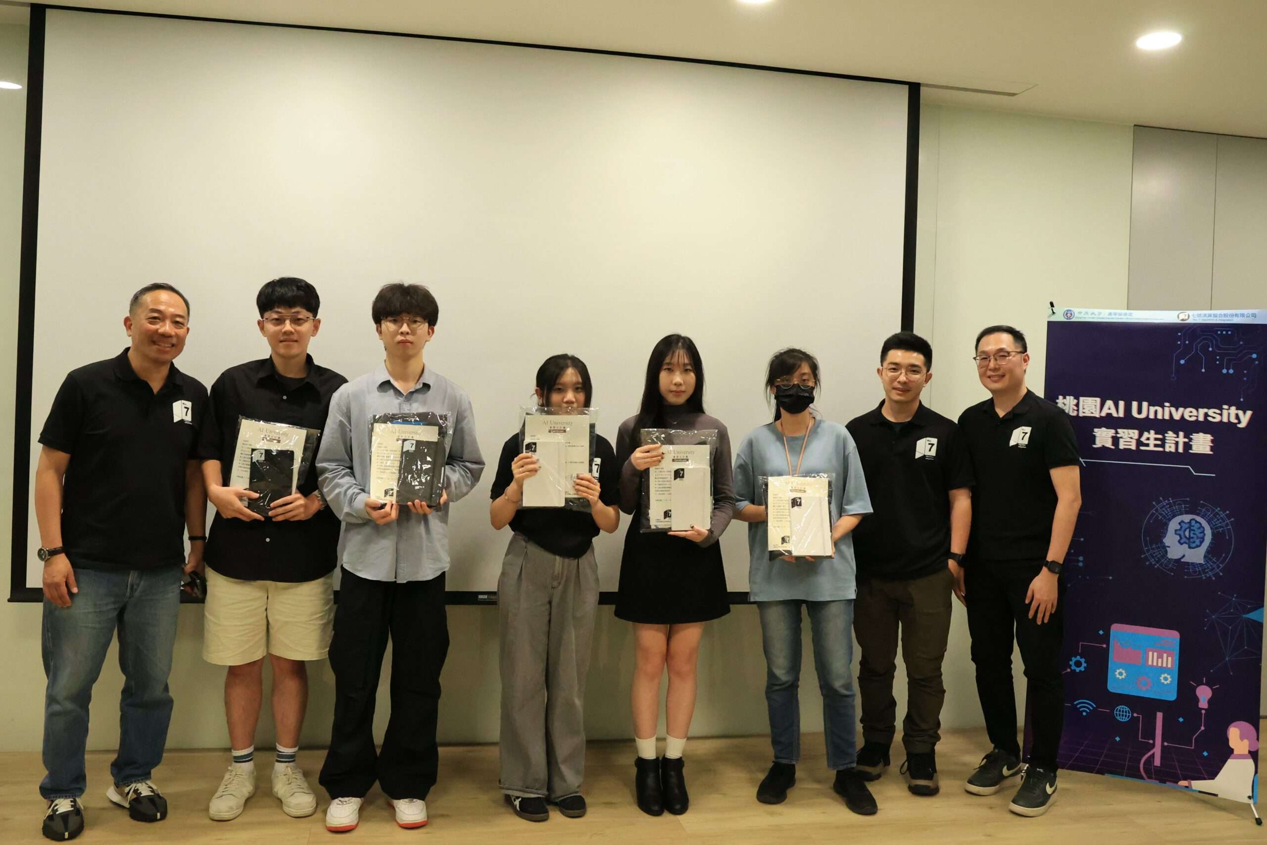 中原大學AI University實習生計畫成果發表 為職涯奠定堅實基礎 02 「旅館虛擬接待櫃檯組」奪金獎,結合AI與虛擬人物實現智慧接待,提升服務品質。 scaled