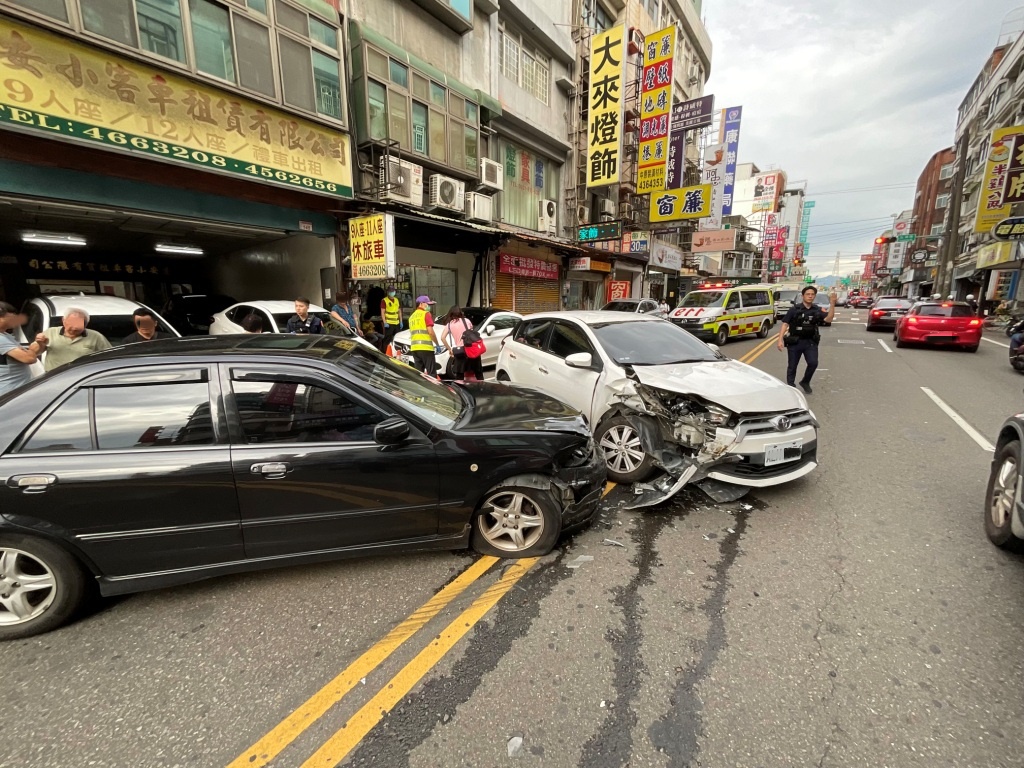 疑煞車失靈!68歲女駕車衝入對向車道「頭對頭」相撞釀2傷 11324668 3