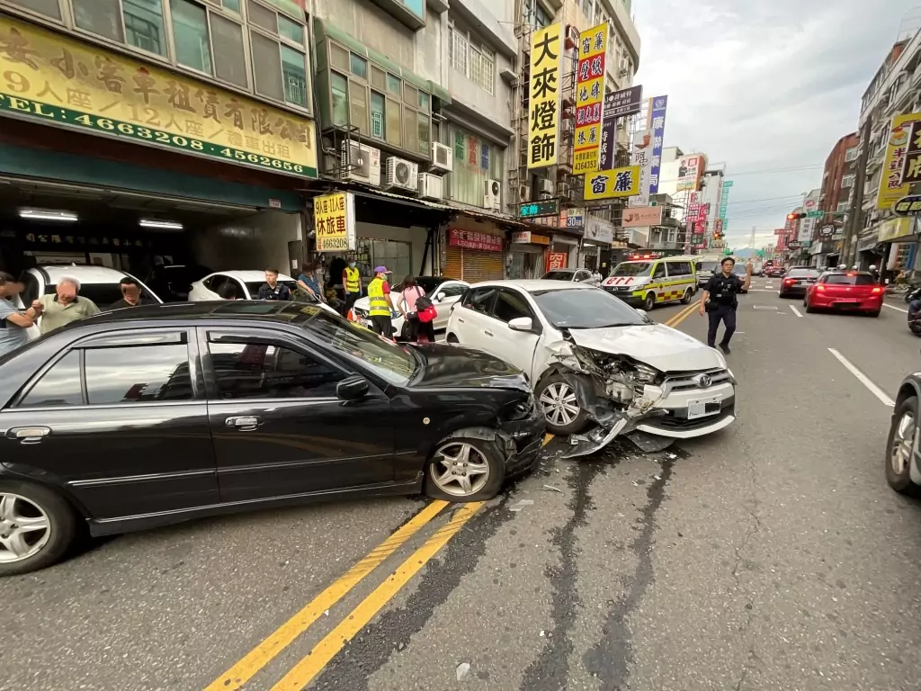 疑煞車失靈!68歲女駕車衝入對向車道「頭對頭」相撞釀2傷 11324668 3
