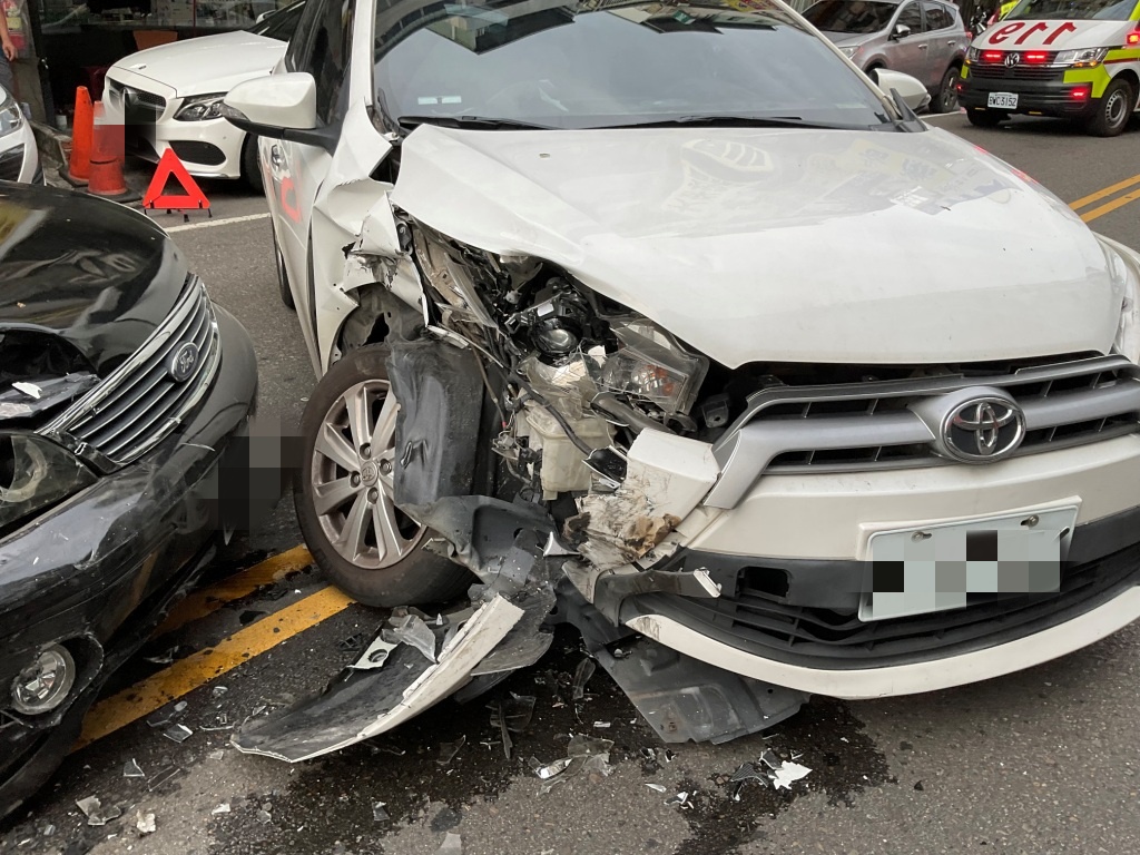 疑煞車失靈!68歲女駕車衝入對向車道「頭對頭」相撞釀2傷 11324668 7