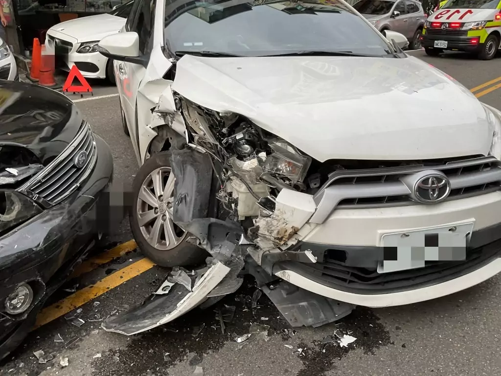 疑煞車失靈!68歲女駕車衝入對向車道「頭對頭」相撞釀2傷 疑煞車失靈!68歲女駕車衝入對向車道「頭對頭」相撞釀2傷