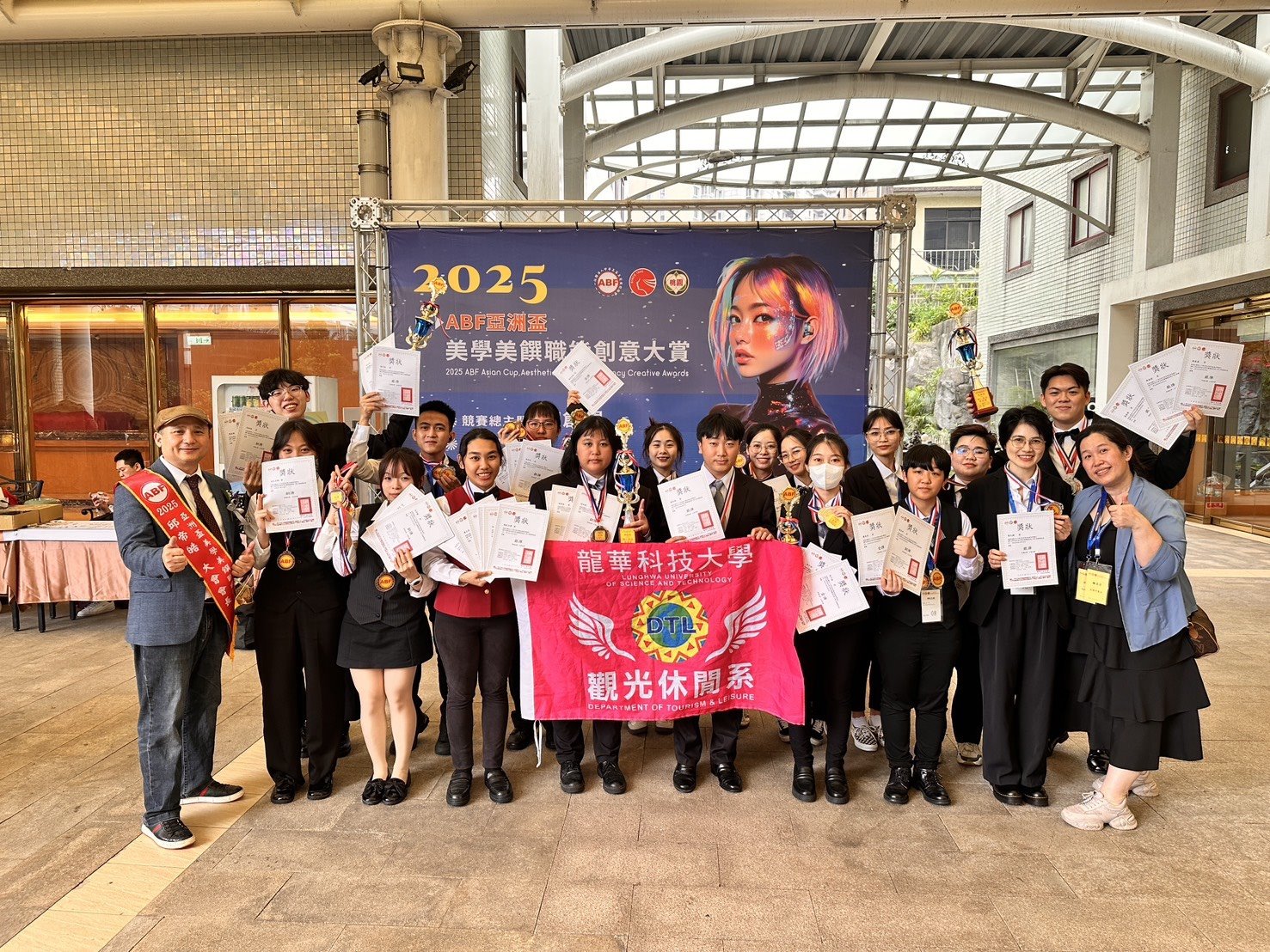 奪35面獎牌!龍華科大展現實力 橫掃亞洲美學美饌職能創意大賞 123488 1