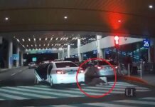 【有片】誇張!桃機白牌車躲航警 車門沒關急逃「甩飛乘客」