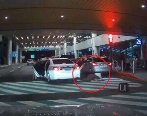 【有片】誇張！桃機白牌車躲航警 車門沒關急逃「甩飛乘客」