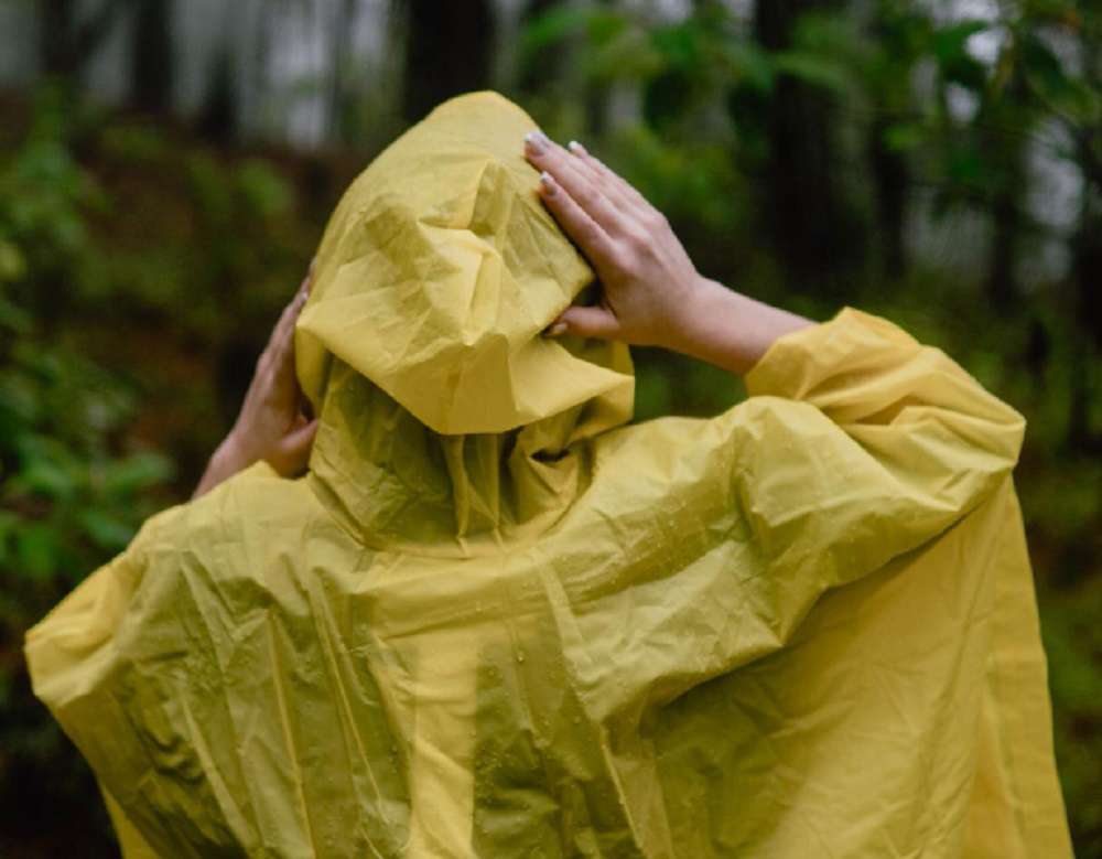 專穿黃色雨衣犯案?幫派成員涉打人、持毒被逮