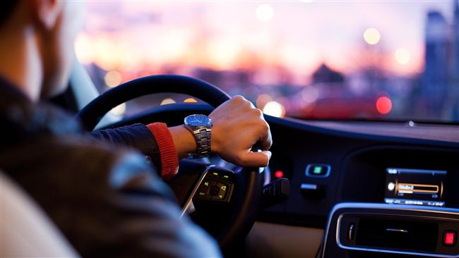 不是天黑才要開!駕駛這情況忘開車頭燈收1200罰單