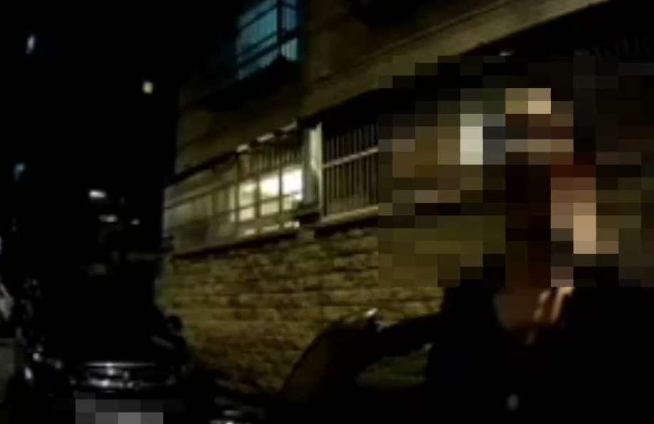 【有片】天亮「互瞪」到天黑!中壢2車互不相讓卡巷口 警一招秒化解 1749279431444