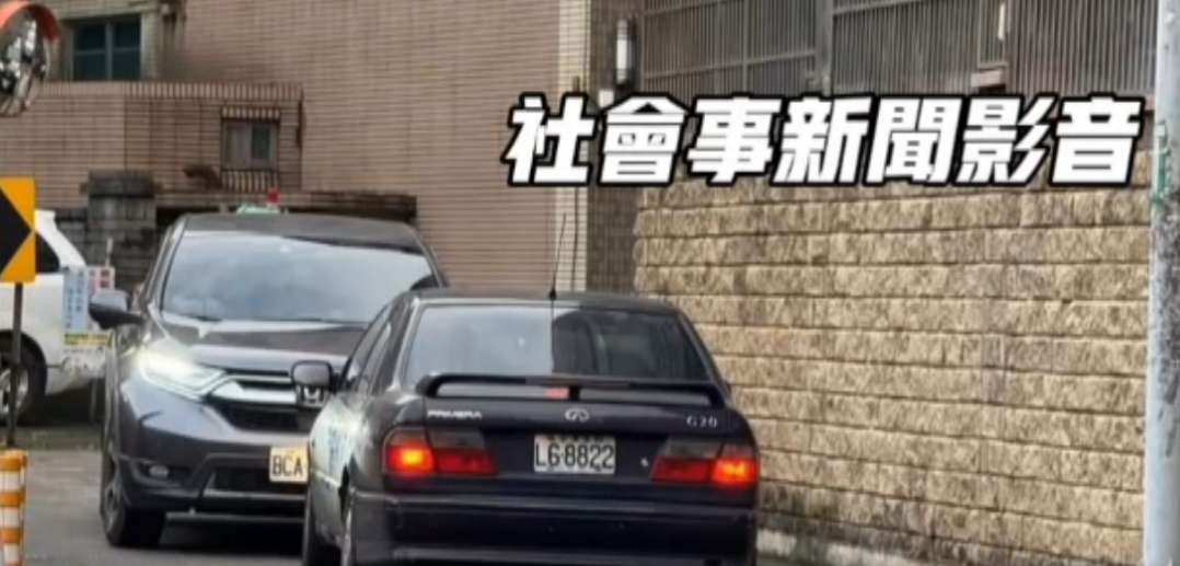 【有片】天亮「互瞪」到天黑!中壢2車互不相讓卡巷口 警一招秒化解 1749279475292