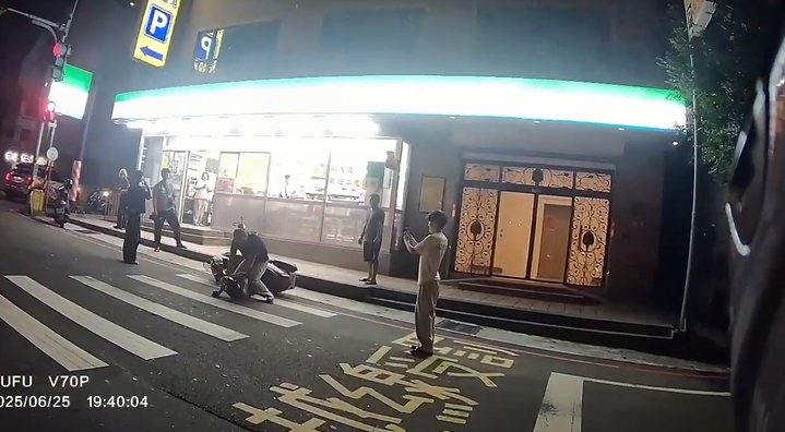 【有片】街頭搶車反被民眾合力壓制 蘆竹男狼狽遭送辦 1750907751968
