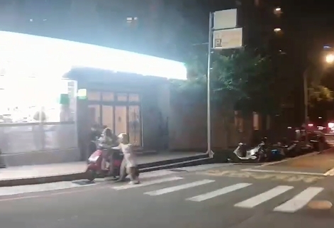 【有片】街頭搶車反被民眾合力壓制 蘆竹男狼狽遭送辦 1750907773006