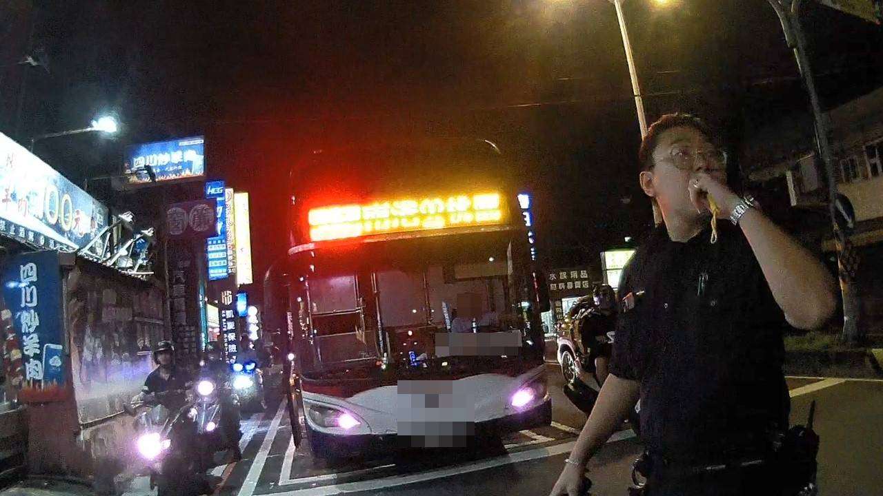 公車拋錨路中央 桃警聯手熱心民眾齊力排除事故 2190548 0