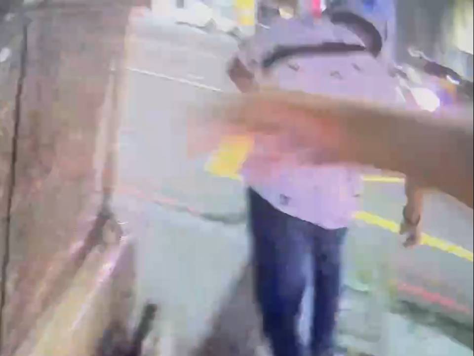 【有片】通緝犯深夜逛街遭桃園警眼尖識破 逃跑慘跌當場落網 2211599 0