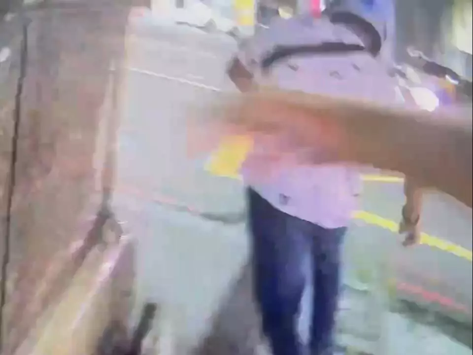 【有片】通緝犯深夜逛街遭桃園警眼尖識破 逃跑慘跌當場落網 【有片】通緝犯深夜逛街遭桃園警眼尖識破 逃跑慘跌當場落網