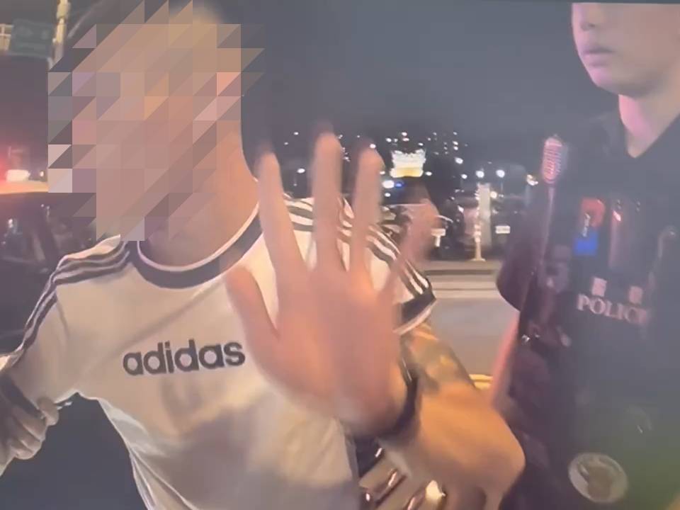桃園男騎士違停遭攔查神情慌張 警一開車廂尷尬了 2212005