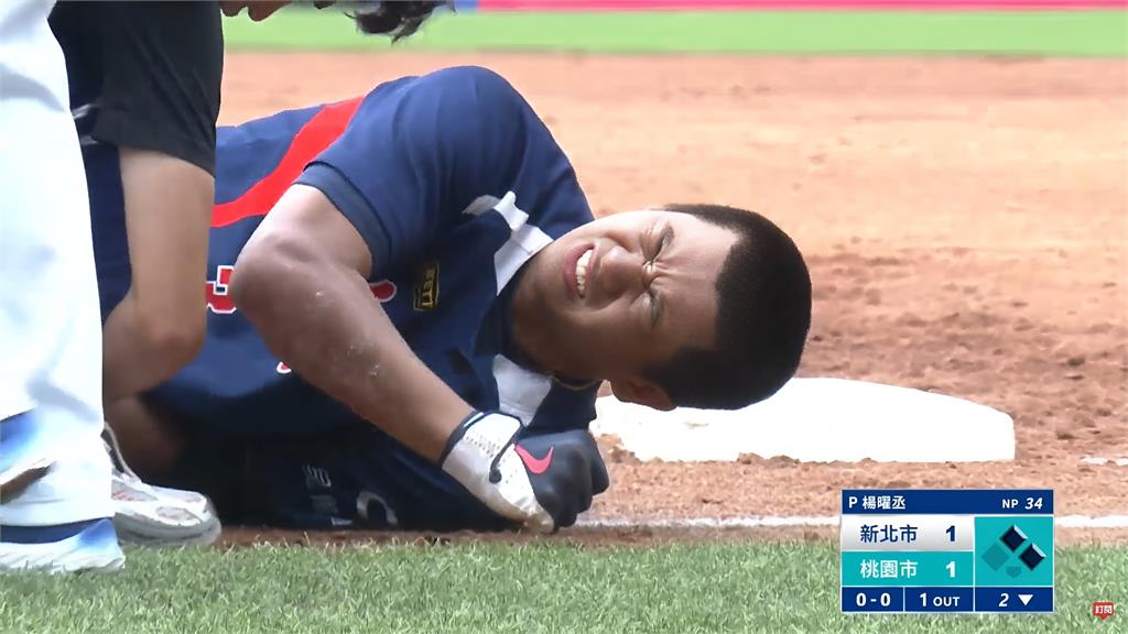 斷棒安打傷右腳!桃園市廖宥霖單腳跳上一壘 運動家精神讓全場動容
