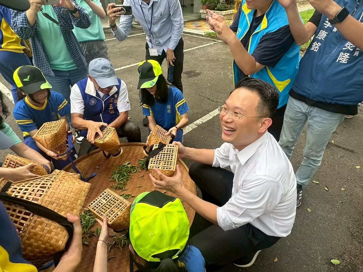 親赴龍源國小兌現約定 蘇俊賓現身畢典與18學子共同「藏茶」 330253