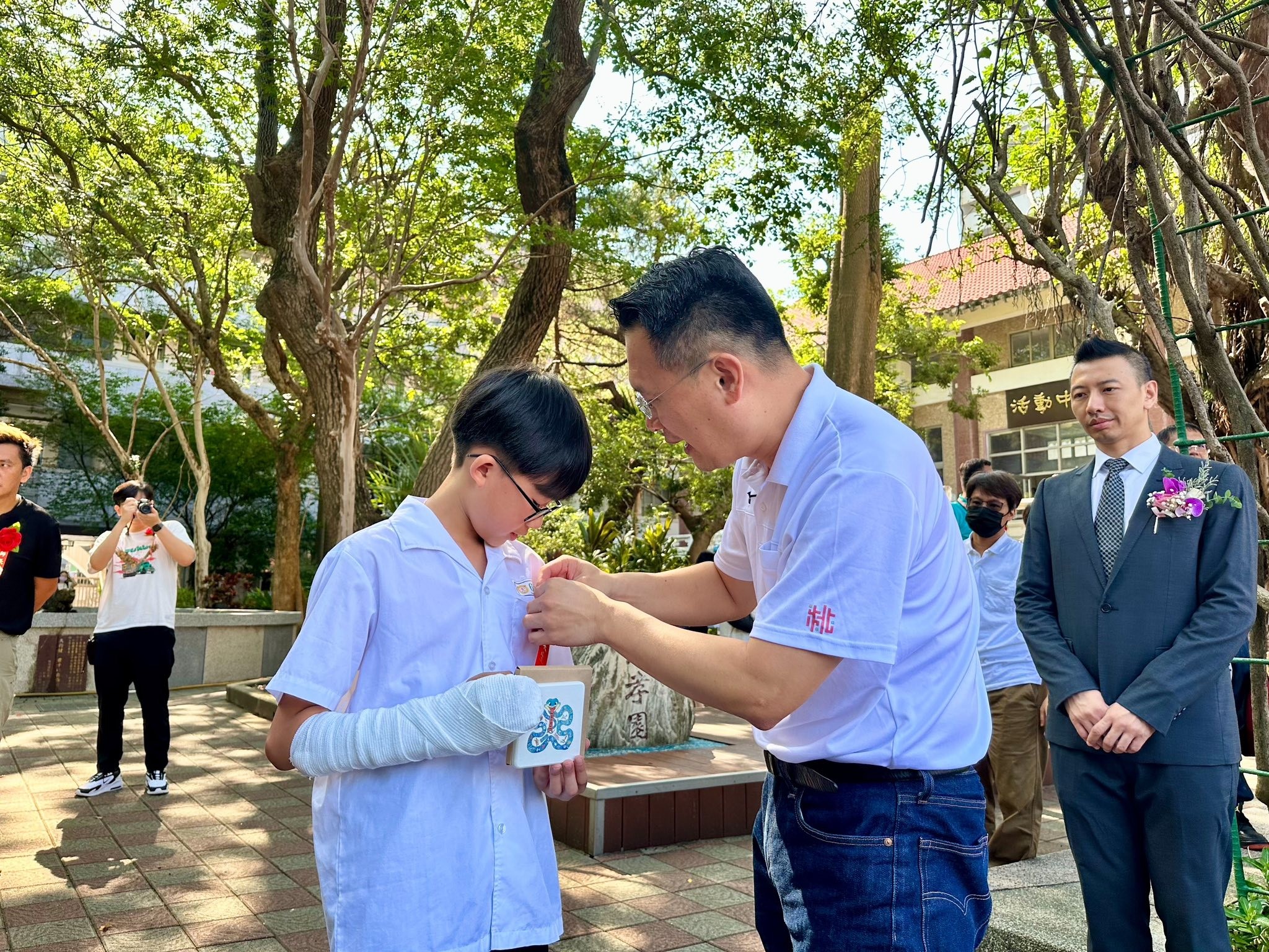 蘇俊賓為桃園國小畢業生別胸花 曬「學長」青澀畢業照 332787 0