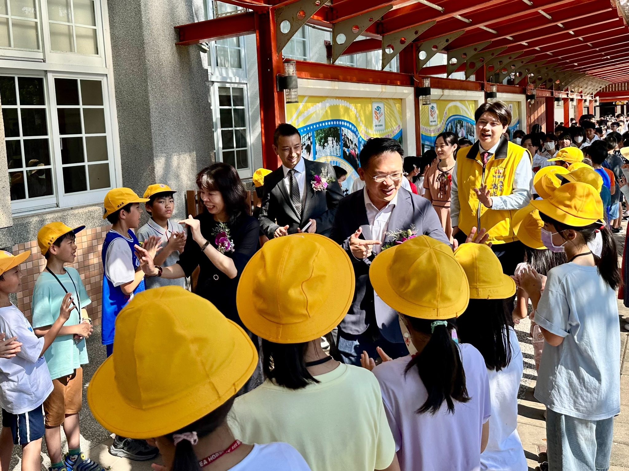 蘇俊賓為桃園國小畢業生別胸花 曬「學長」青澀畢業照 332791 0
