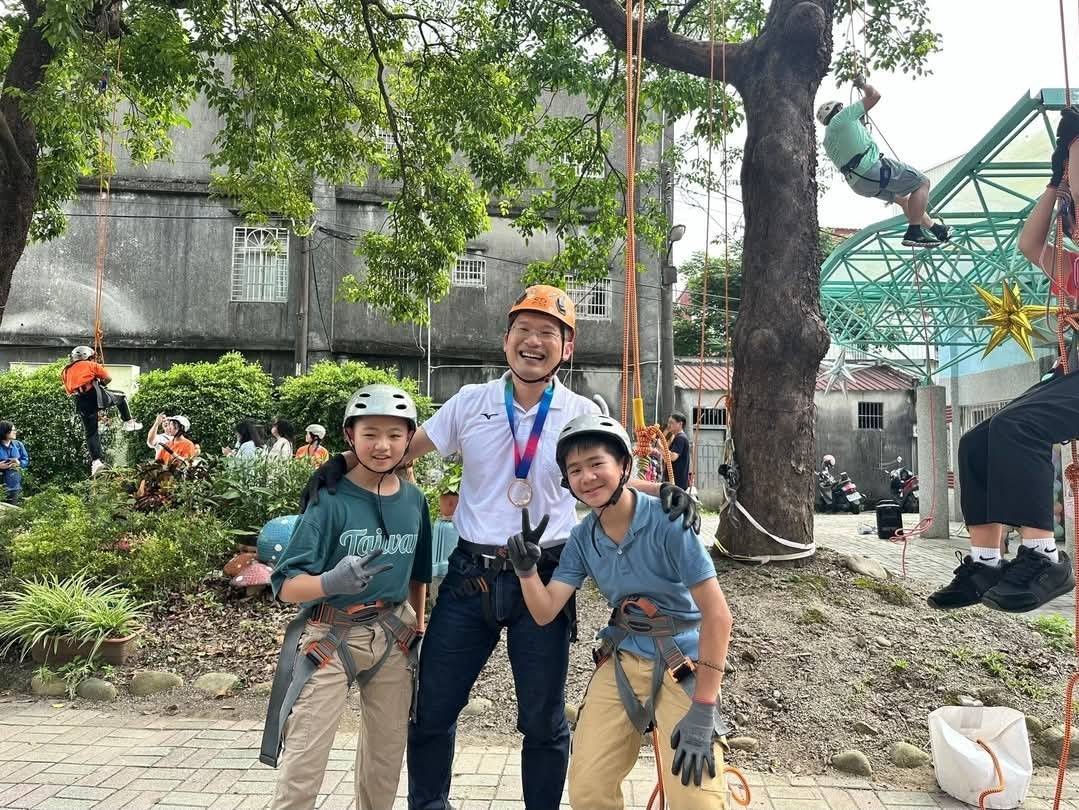 大溪中興國小畢典挑戰「超級鐵人三項」蘇俊賓陪畢業生勇闖最後一哩 334379