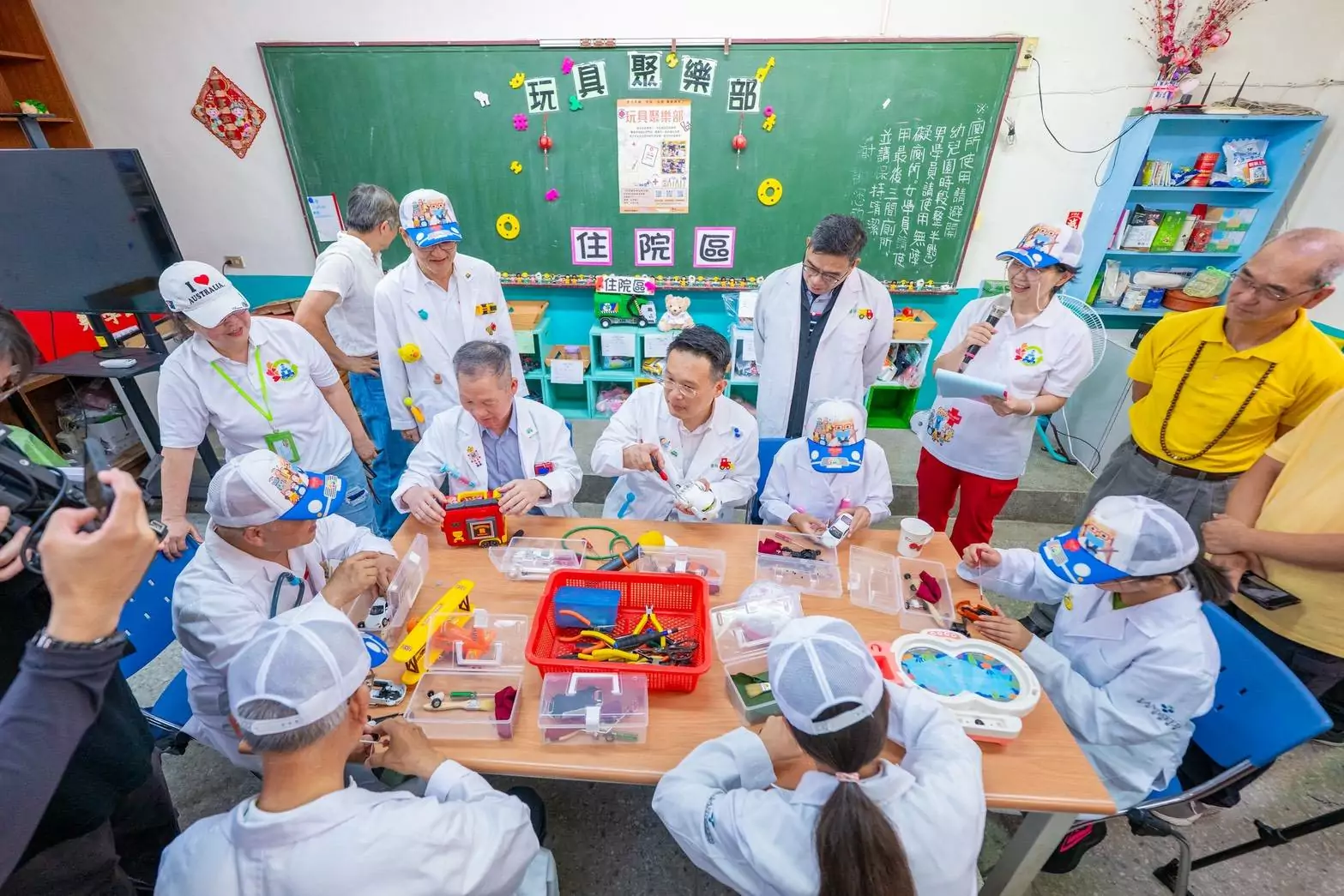 長輩、學童一起當「玩具醫生」蘇俊賓:促進循環利用與活躍老化 長輩、學童一起當「玩具醫生」蘇俊賓:促進循環利用與活躍老化