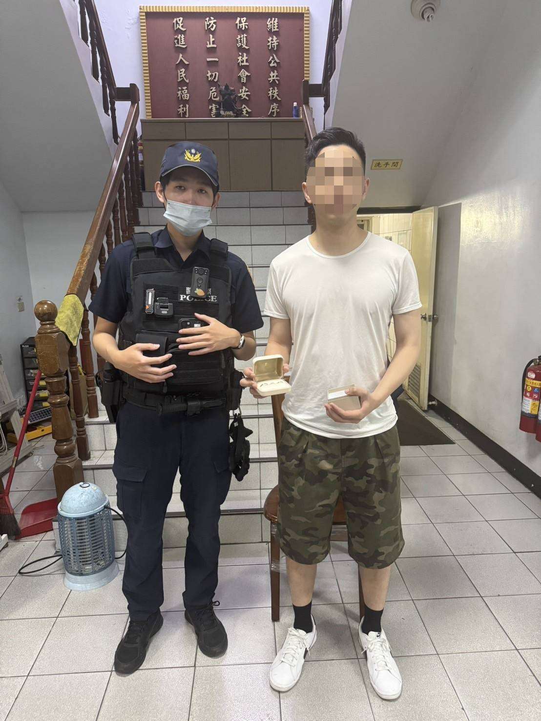 竹圍漁港拍婚紗照「下秒竟搞丟鑽戒」 大園警神救援 354978 0