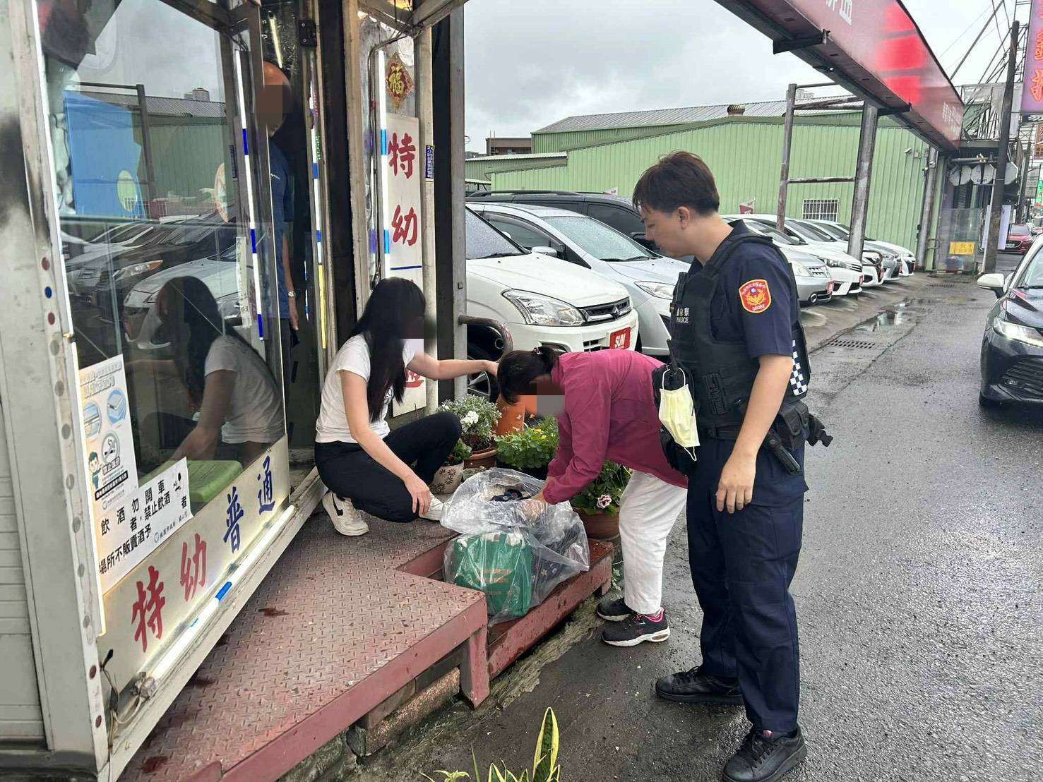 路邊穿雨衣竟丟了背包!檳榔攤老闆娘熱心伸援 路邊穿雨衣竟丟了背包!大園警民合力解圍