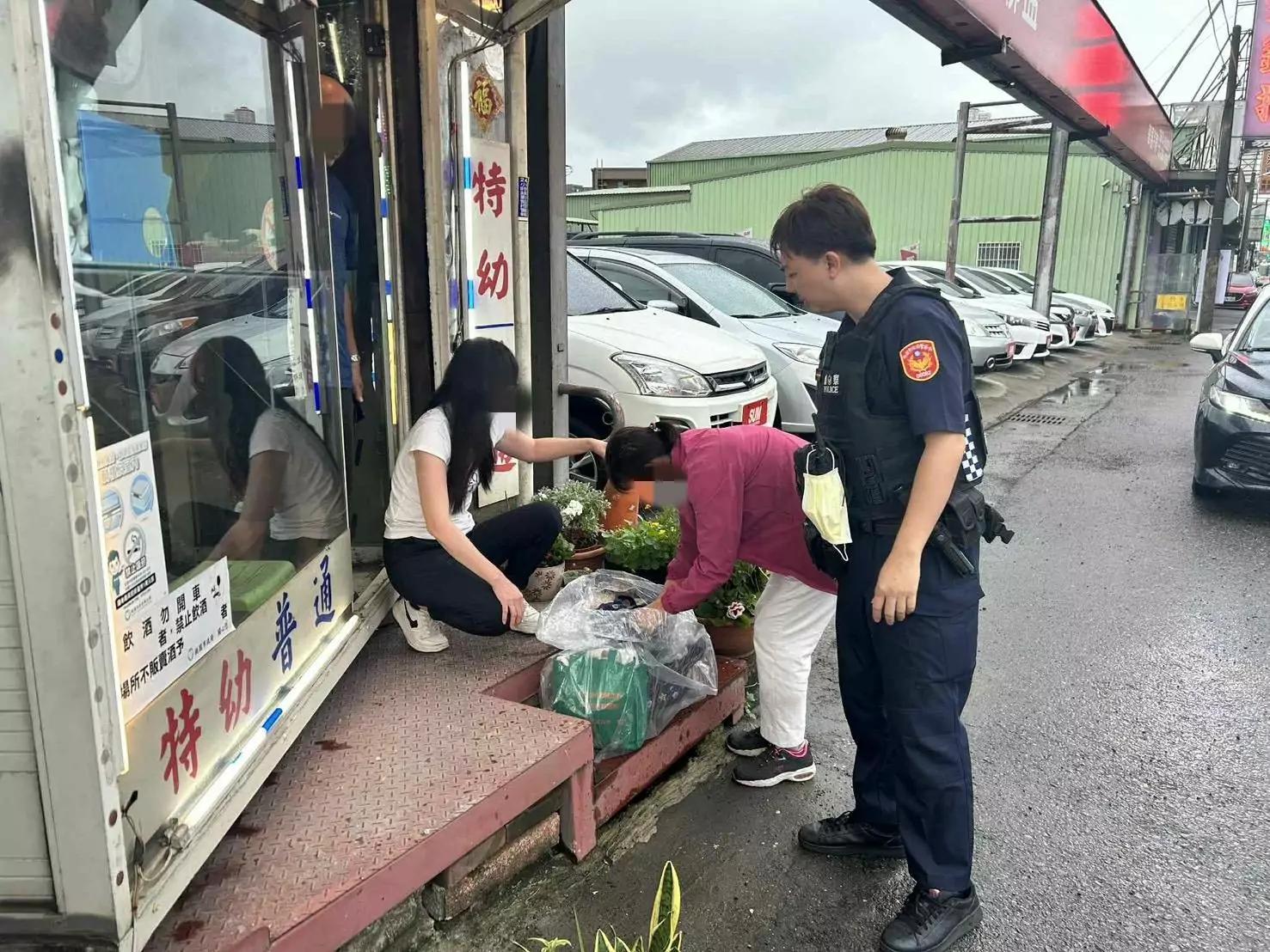 路邊穿雨衣竟丟了背包！大園警民合力解圍