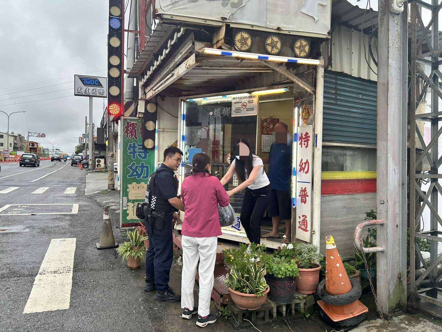 路邊穿雨衣竟丟了背包!檳榔攤老闆娘熱心伸援 355705 0 20250605 022301