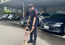太愛車!2歲童「跟車」誤闖派出所 警耐心陪看助團圓