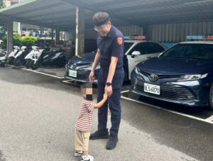 太愛車！2歲童「跟車」誤闖派出所 警耐心陪看助團圓