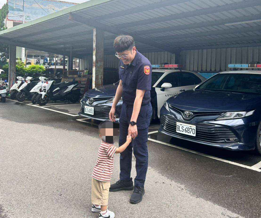 太愛車!2歲童「跟車」誤闖派出所 警耐心陪看助團圓 356623 0