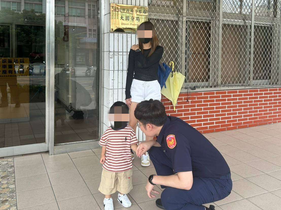 太愛車!2歲童「跟車」誤闖派出所 警耐心陪看助團圓 356625 0