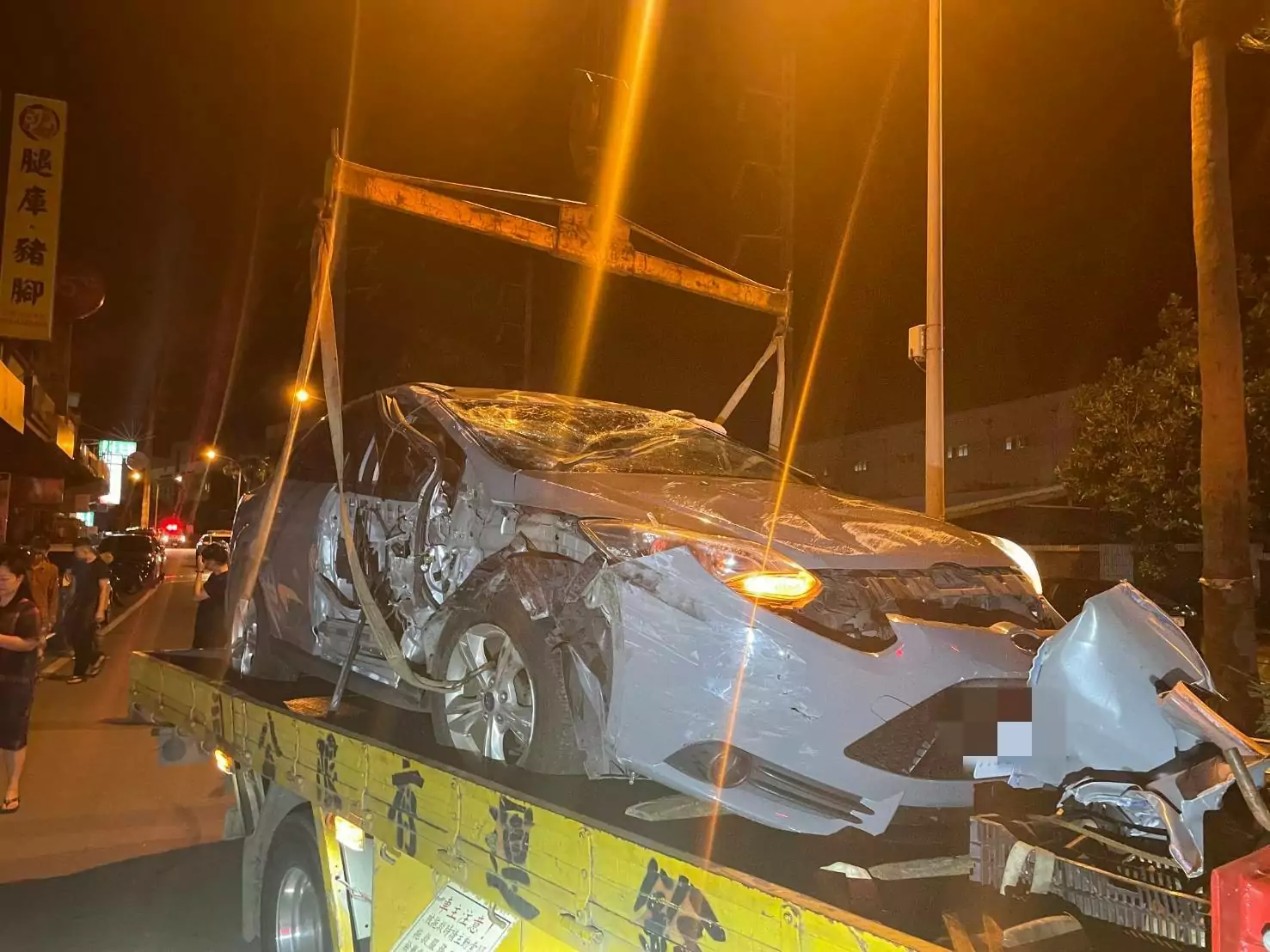 【有片】想睡覺!越籍男深夜猛撞5車 整輛車「翻肚」躺路中 357643