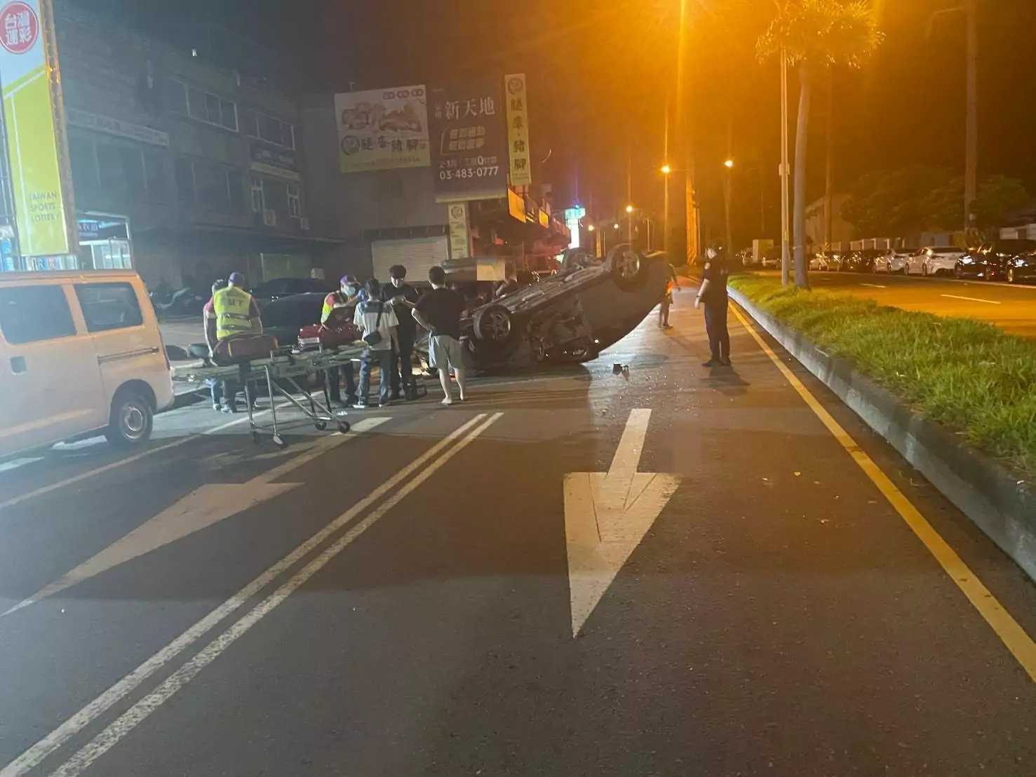 【有片】想睡覺!越籍男深夜猛撞5車 整輛車「翻肚」躺路中 357644