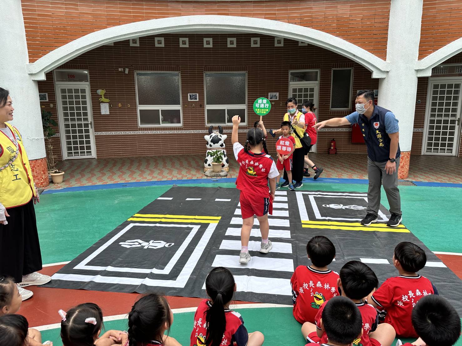 大園警舉辦交通安全宣導活動 學童:長大想當警察 358150 0