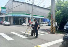 拄杖老翁不敢過馬路 大園警暖心舉動守護安全