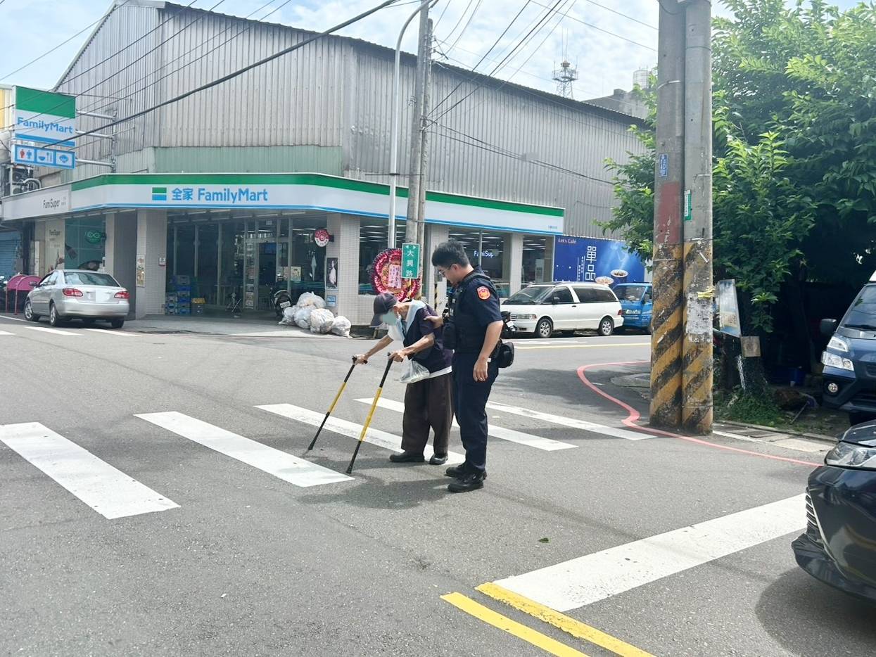 拄杖老翁不敢過馬路 大園警暖心舉動守護安全 358410 0