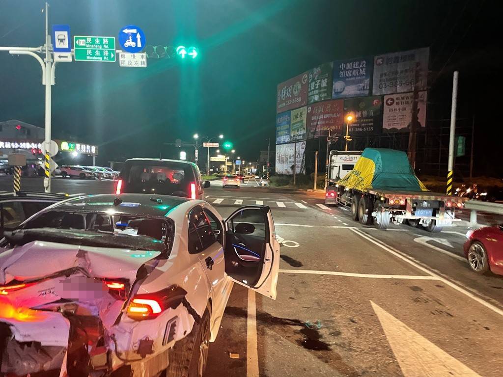 【有片】沒看到紅燈?47歲男未減速直直撞 前車屁股慘遭撞爛 360728 0