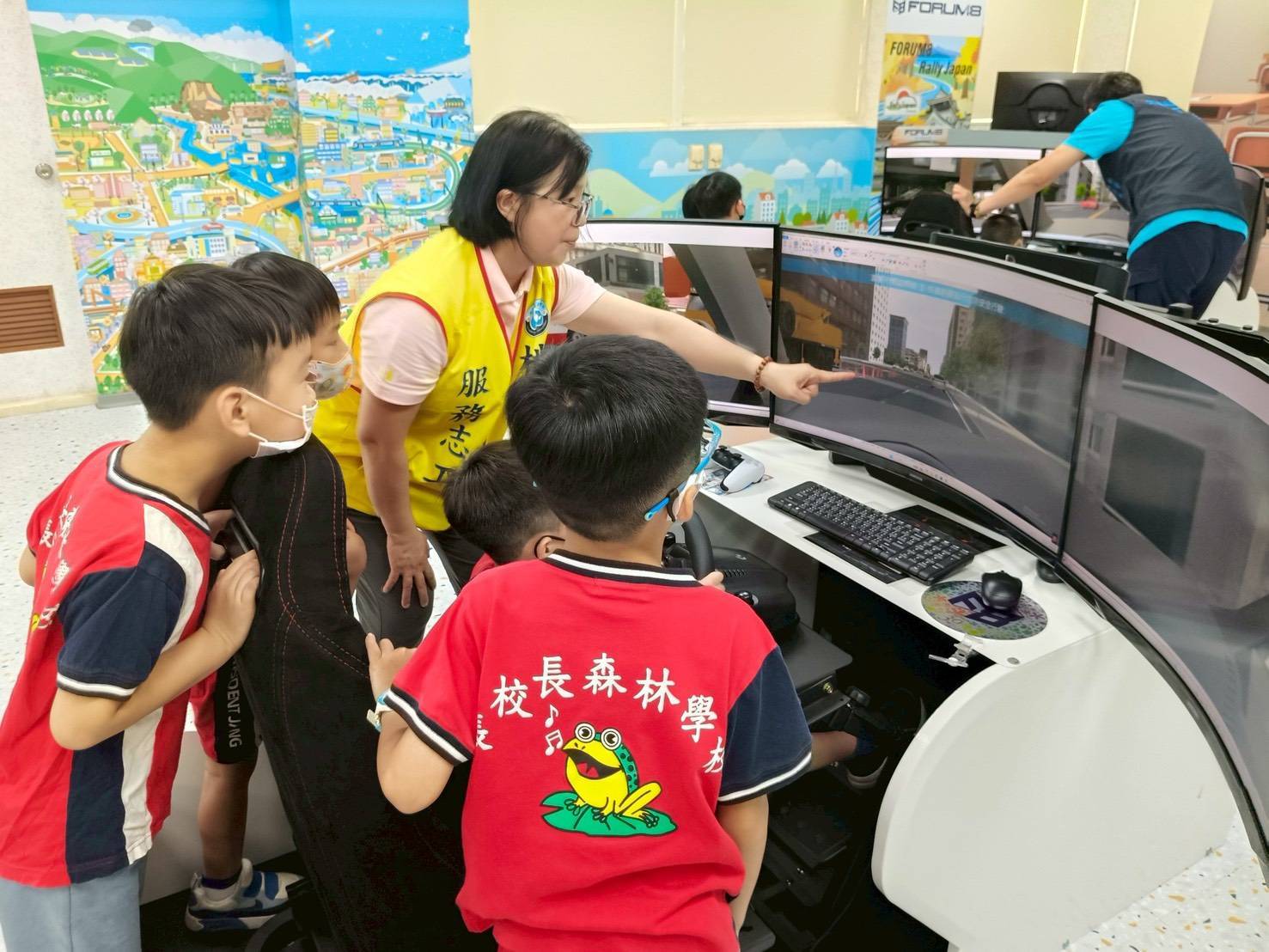 大園警帶路!小學童走進科技執法中心 學習交通安全 361690 0