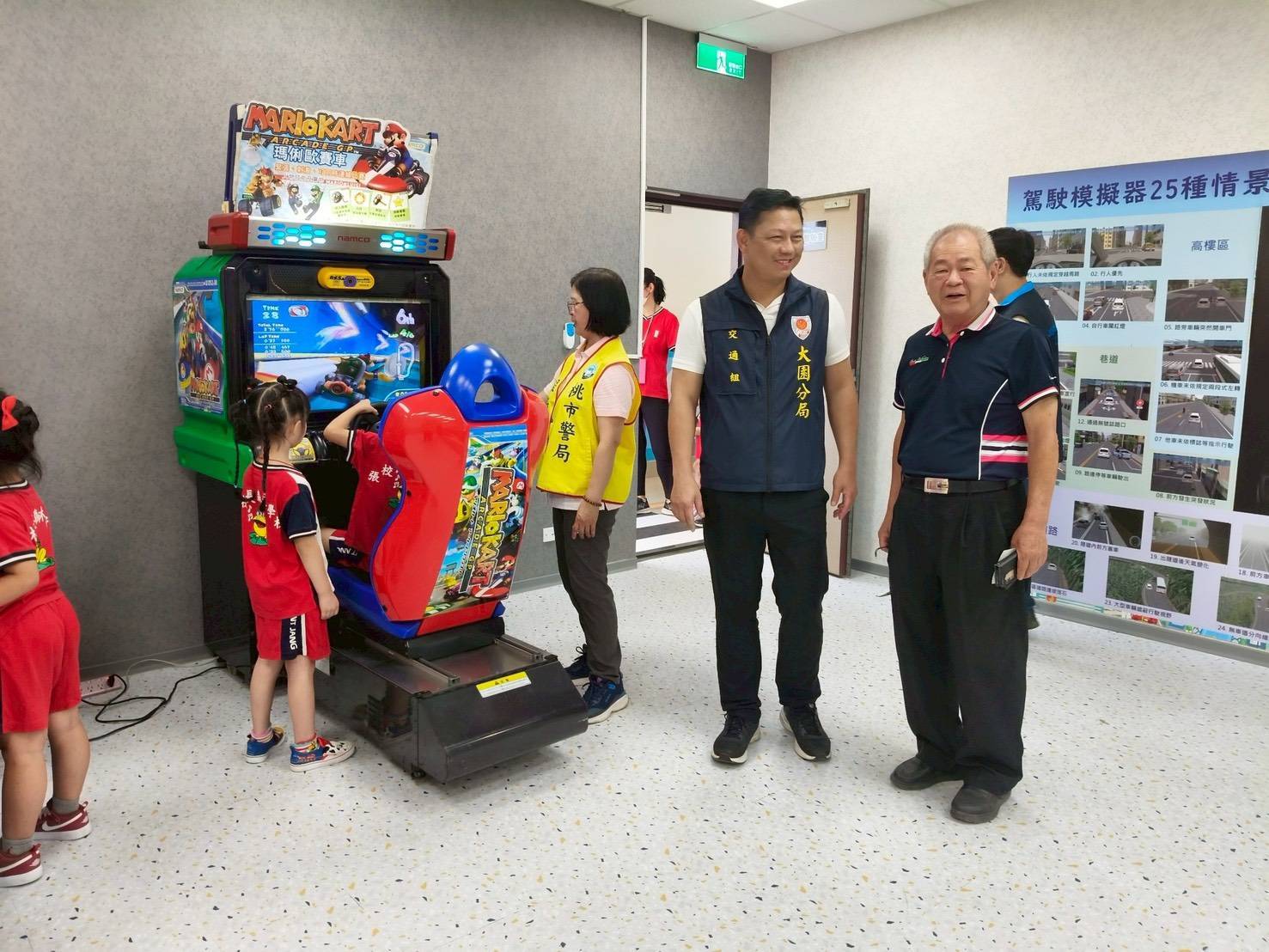 大園警帶路!小學童走進科技執法中心 學習交通安全 361691 0