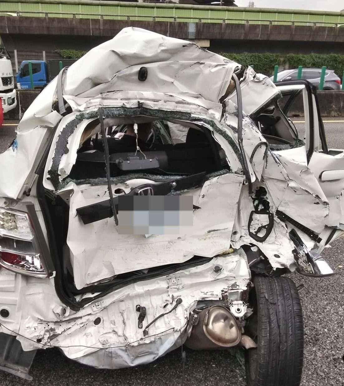 小客車整台撞爛!國1中壢段8車連環撞 2人送醫 小客車整台撞爛!國1中壢段8車連環撞 2人送醫