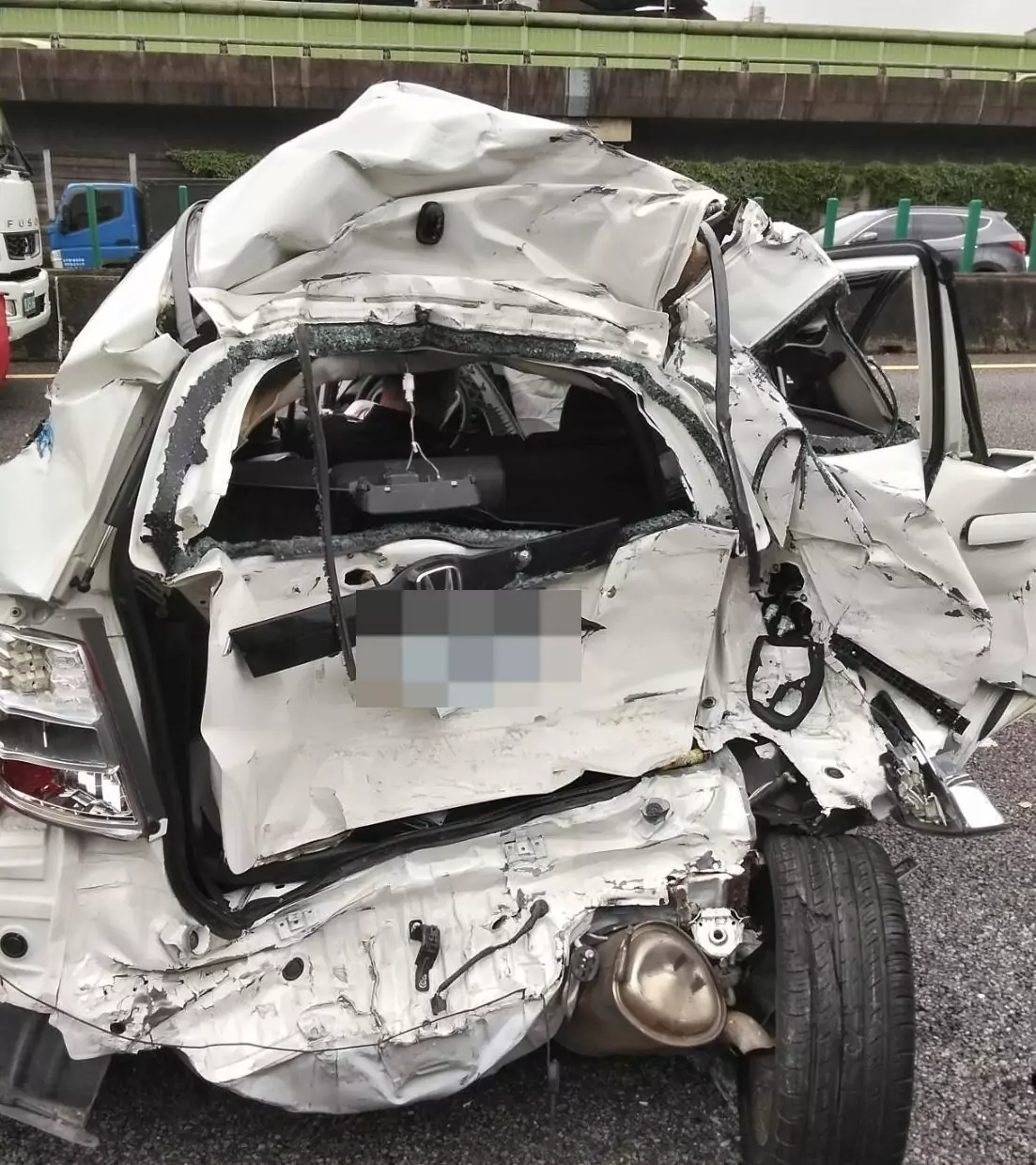 小客車整台撞爛！國1中壢段8車連環撞 2人送醫 